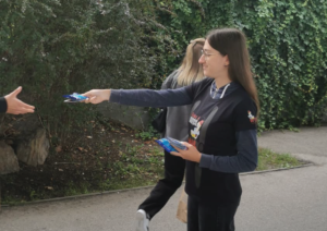 Flyer und Plakate Wien – kreative Werbung in der Innenstadt Professionelle Flyer Wien und Umgebung – zielgerichtete Promotion Plakate Wien – großformatige Außenwerbung für maximale Sichtbarkeit Flyer und Plakate in Wien und Umgebung – Werbekampagne am Hauptplatz Promotion Wien – Team verteilt Flyer in Fußgängerzone Plakate Wien und Umgebung – Werbeplakat an Bushaltestelle Flyer Wien – direkte Ansprache von Kunden durch persönliche Verteilung Kampagne mit Flyer und Plakaten in Wien und Umgebung – Werbung, die wirkt