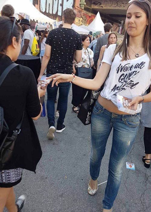 Teaserbild Galerie: Promoter mit Flyern vor Gebäude / in Fußgängerzone Flyerverteilung Wien Plakatierung Wien Flyer & Plakate Wien Promotion in Wien Poster- und Werbemittelaktionen Außenwerbung Wien